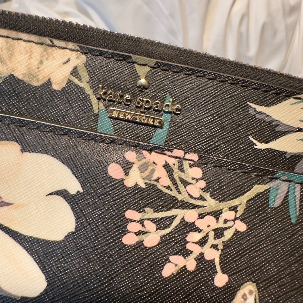 Kate Spade Black Crossbody Bag with Sleek Design - Picture 5 of 7
